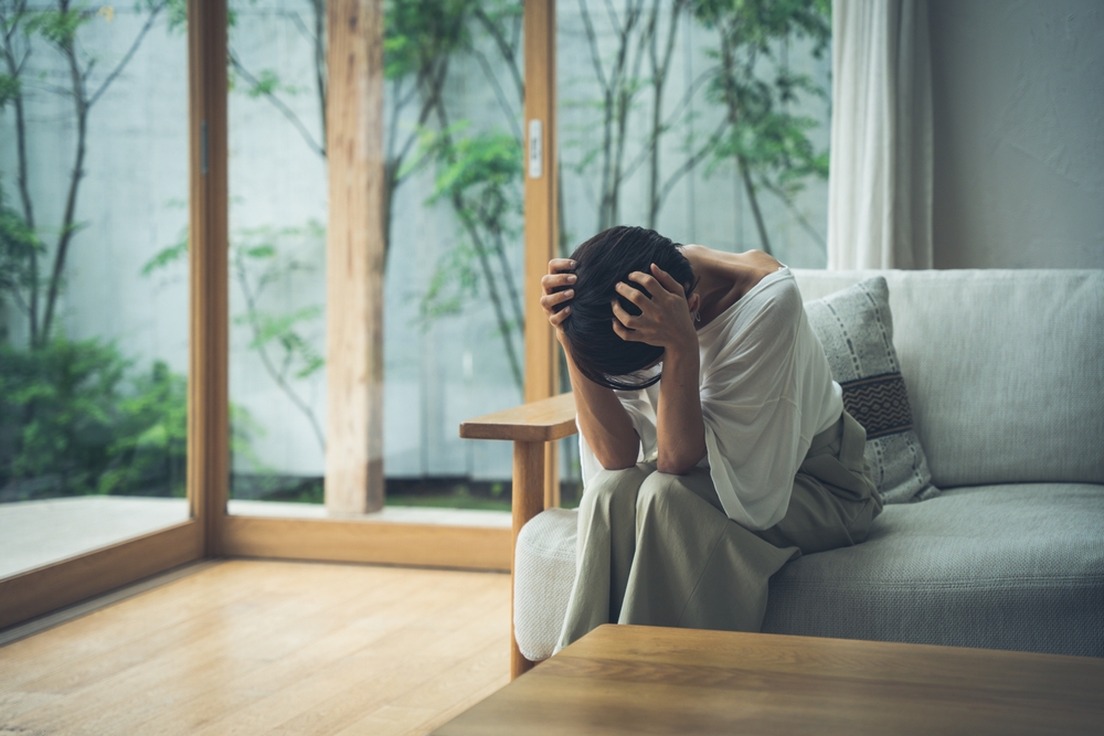 悩む女性