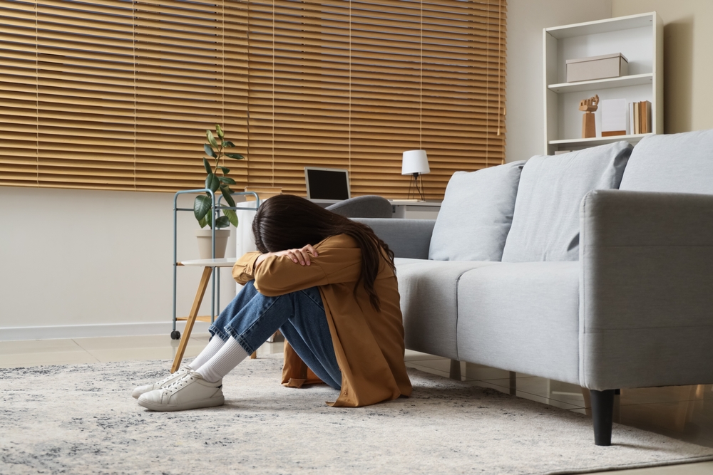 自宅で心配した若い女性のポートレート